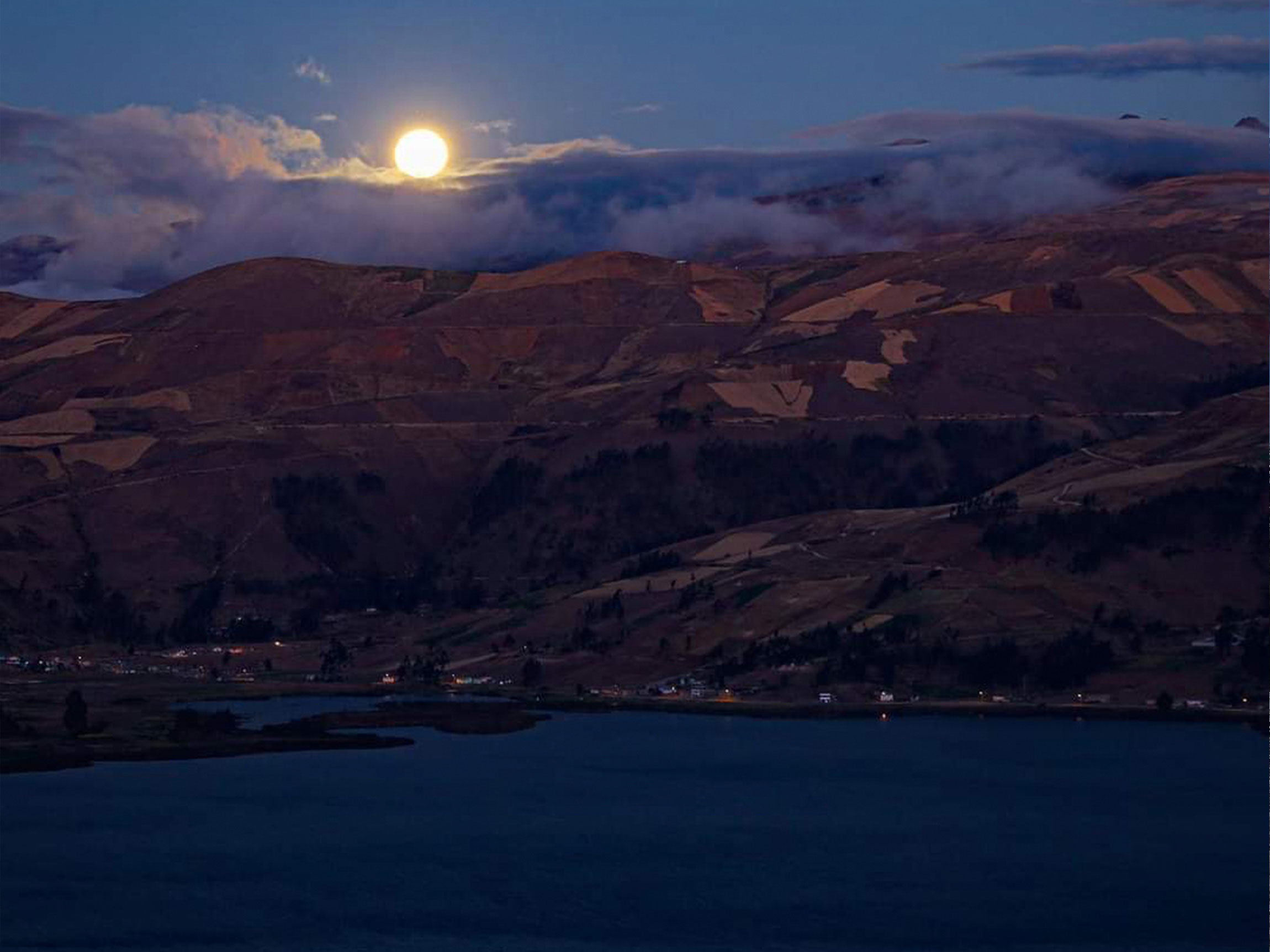 Luna llena desde Hotel Andahuaylas Glamping Peru